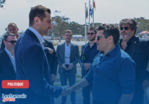 Le Président du Rassemblement national français, Jordan Bardella (à gauche), est accueilli par le ministre israélien des Affaires de la diaspora, Amichai Chikli, lors d'une visite au mémorial des victimes et des otages du pogrom de 2023 par des militants palestiniens, sur le site du festival de musique Supernova près du kibboutz Reim dans le sud d'Israël, le 26 mars 2025. L'ancien député français LR (à droite), Meyer Habib, a accompagné le chef du parti français d'extrême droite - Crédit Jack GUEZ - POOL - AFP
