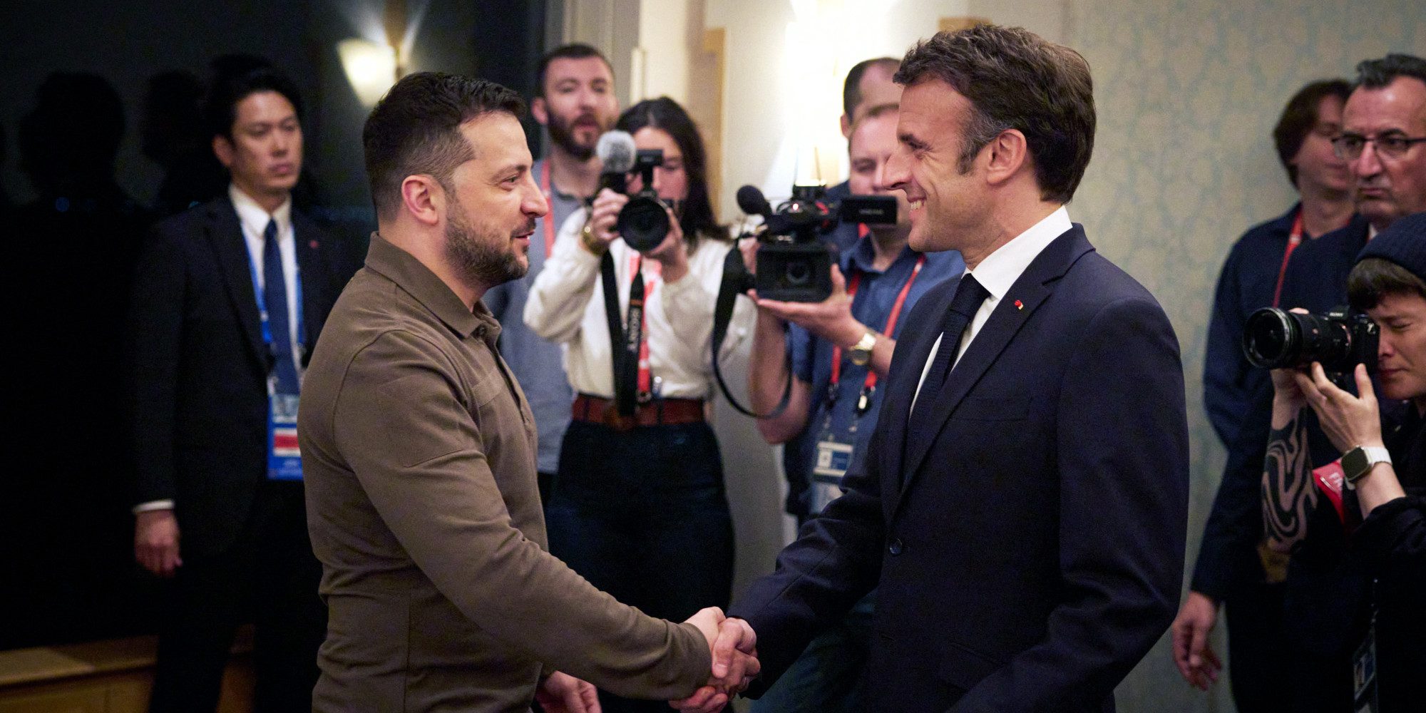 « Je pense que c&rsquo;est l&rsquo;honneur de la France d&rsquo;avoir fait cela et je pense que c&rsquo;est tout à fait cohérent avec notre politique de soutien. En permettant au président Zelensky de se rendre devant la Ligue arabe et de venir ici pour pouvoir plaider devant la troïka des présidences du G20, c&rsquo;est une manière de bâtir la paix. » – Emmanuel Macron se justifiant d&rsquo;avoir mis à disposition du président ukrainien un avion de la République française.