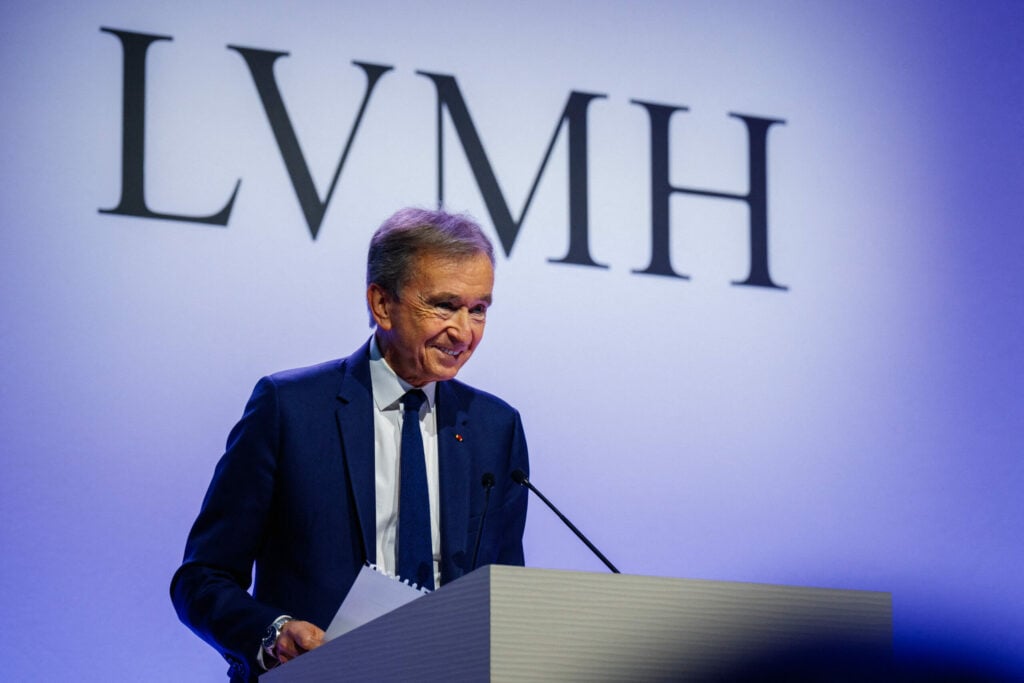 Bernard Arnault a dénoncé mardi l'augmentation prévue des impôts qui pousse à la délocalisation