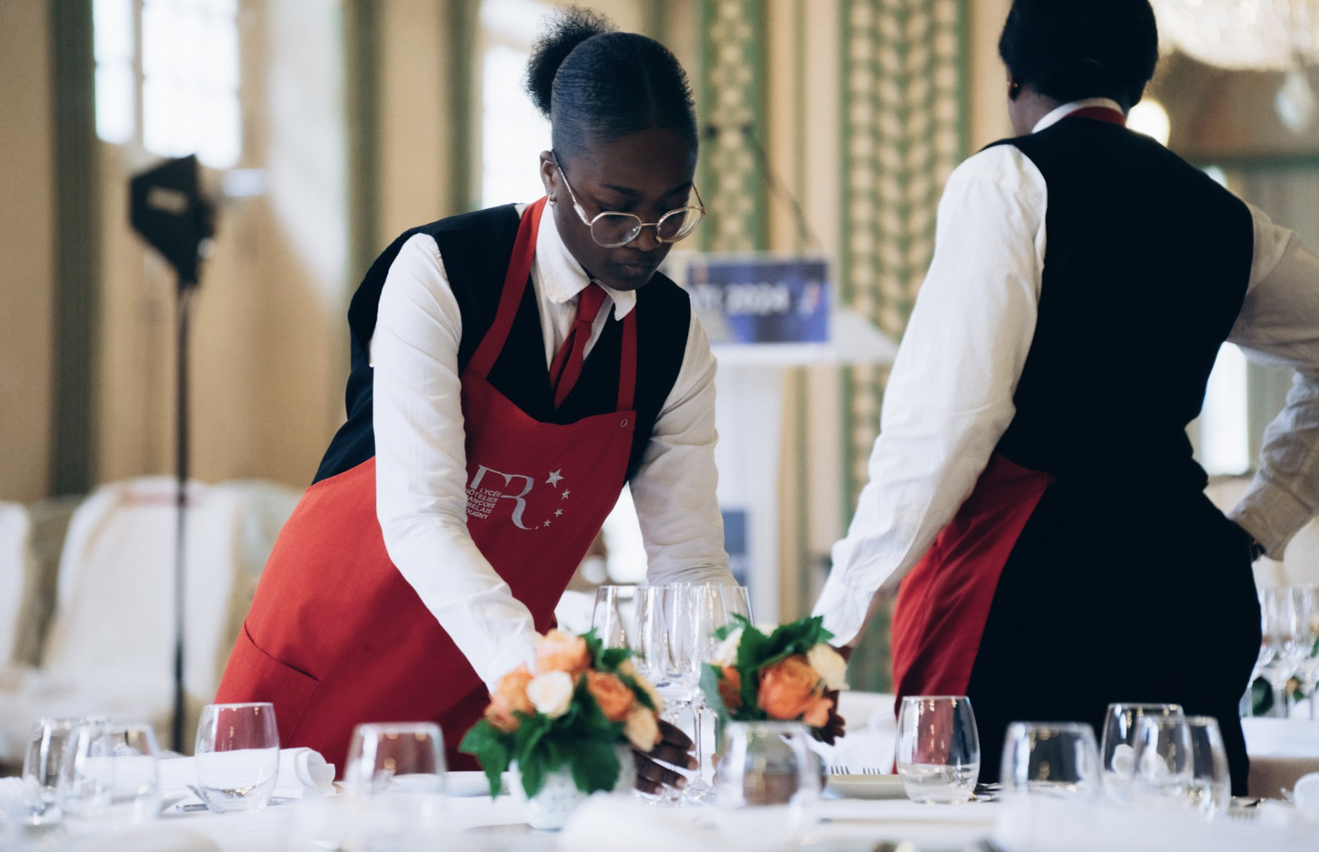 Des élèves dun lycée hôtelier dressent la table des convives du dîner caritatif. © Pôle rayonnement de larmée de Terre