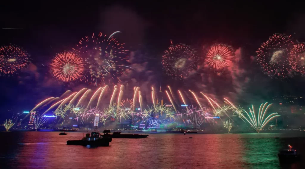 Des feux d'artifice au-dessus du port de Victoria pour célébrer le Nouvel An à Hong Kong le 1er janvier 2025. © MAY JAMES