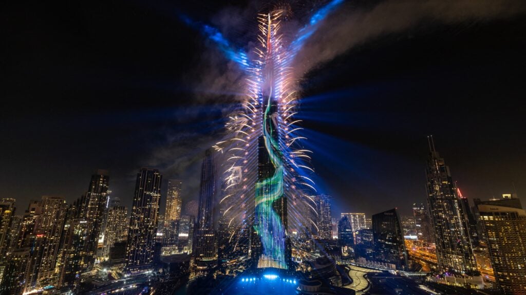 Des feux d'artifice explosant autour de la tour Burj Khalifa lors des célébrations du Nouvel An à Dubaï le 1er janvier 2025. © FADEL SENNA