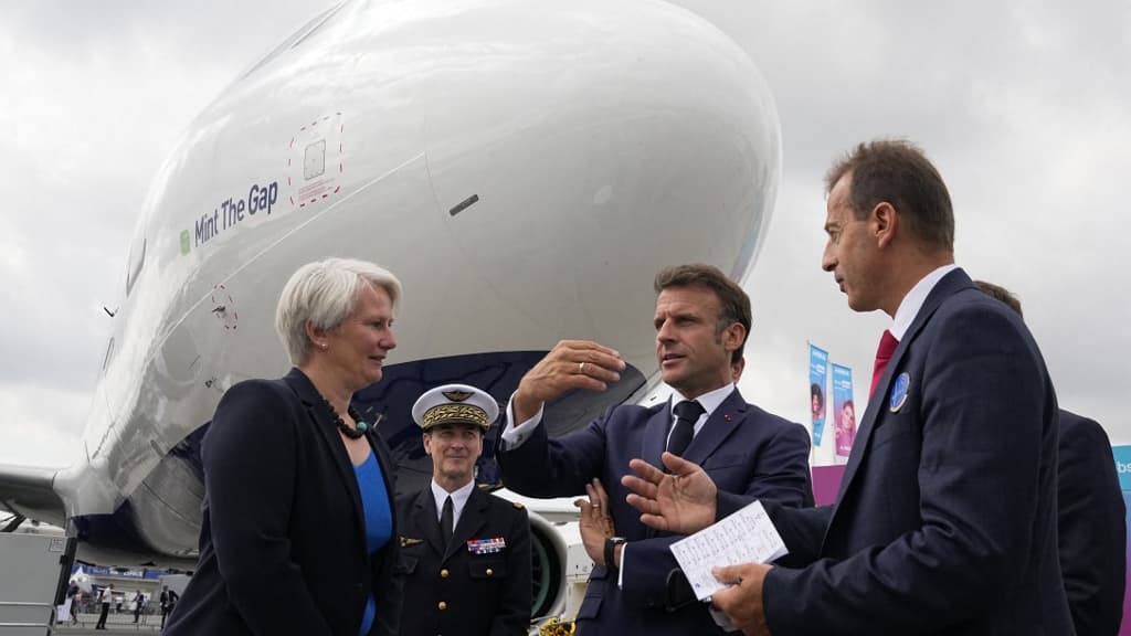 « La sobriété bien organisée, si je puis dire &lsquo;non punitive&rsquo;, comprise par tous, partagée par tous, raisonnable, qui fait qu&rsquo;on fait chacun des efforts (…), elle est bonne » – Emmanuel Macron au salon de l&rsquo;aéronautique au Bourget ce lundi 19 juin 2023