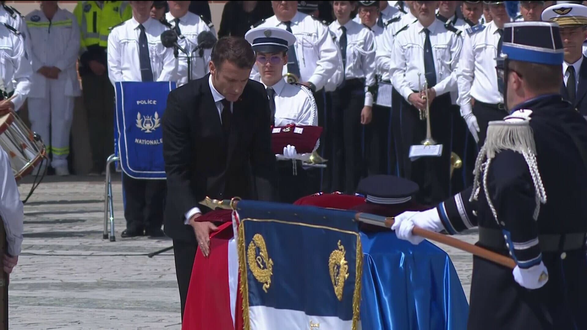 « Il faudrait que le silence suffise, mais parler d&rsquo;eux devient nécessaire », a estimé le président lors de son discours prononcé lors de la remise de la Légion d&rsquo;honneur à titre posthume aux 3 policiers décédés en début de semaine à Roubaix.