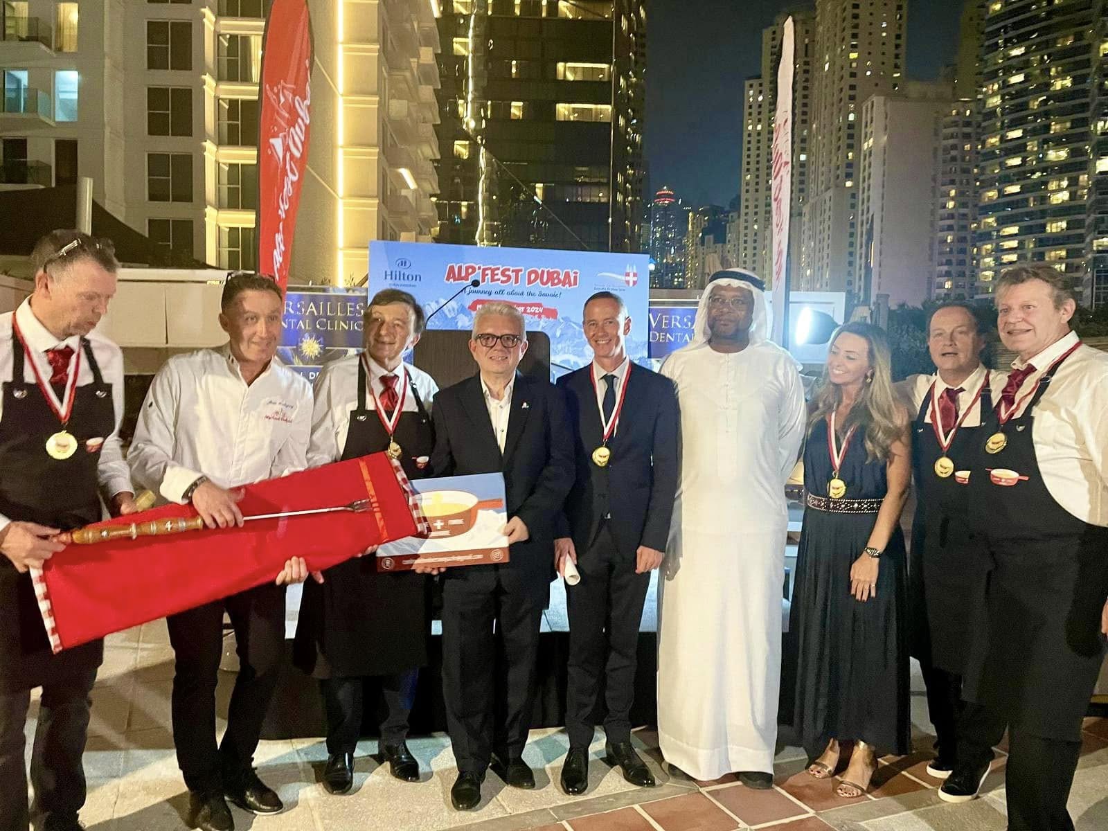 Laurent Rigaud et le Consul de France à Dubaï avec le jury et les gagnants ©Consulat général de France à Dubaï