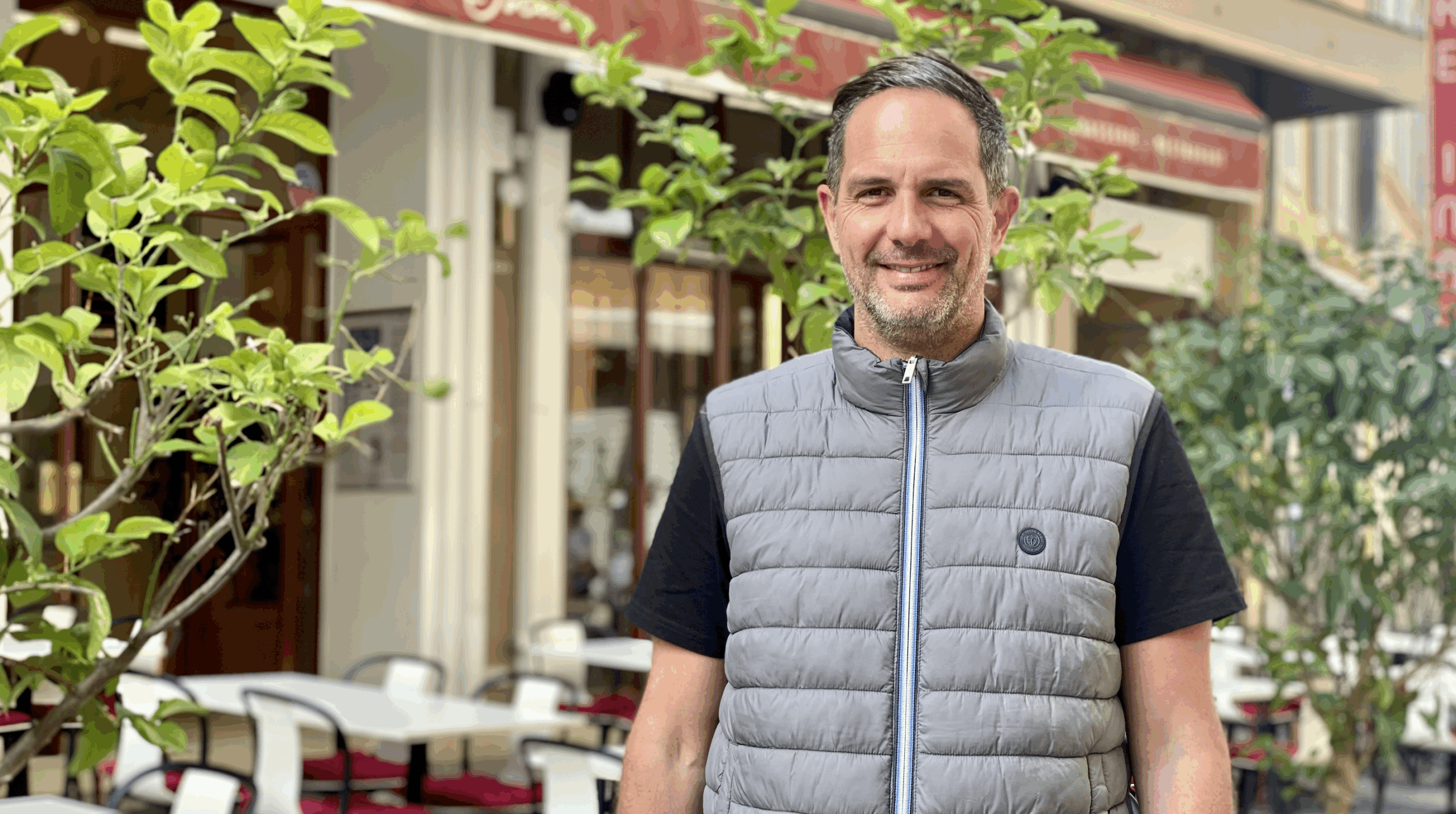 Frédéric Ghintran devant un de ses restaurants ©Frédéric Ghintran
