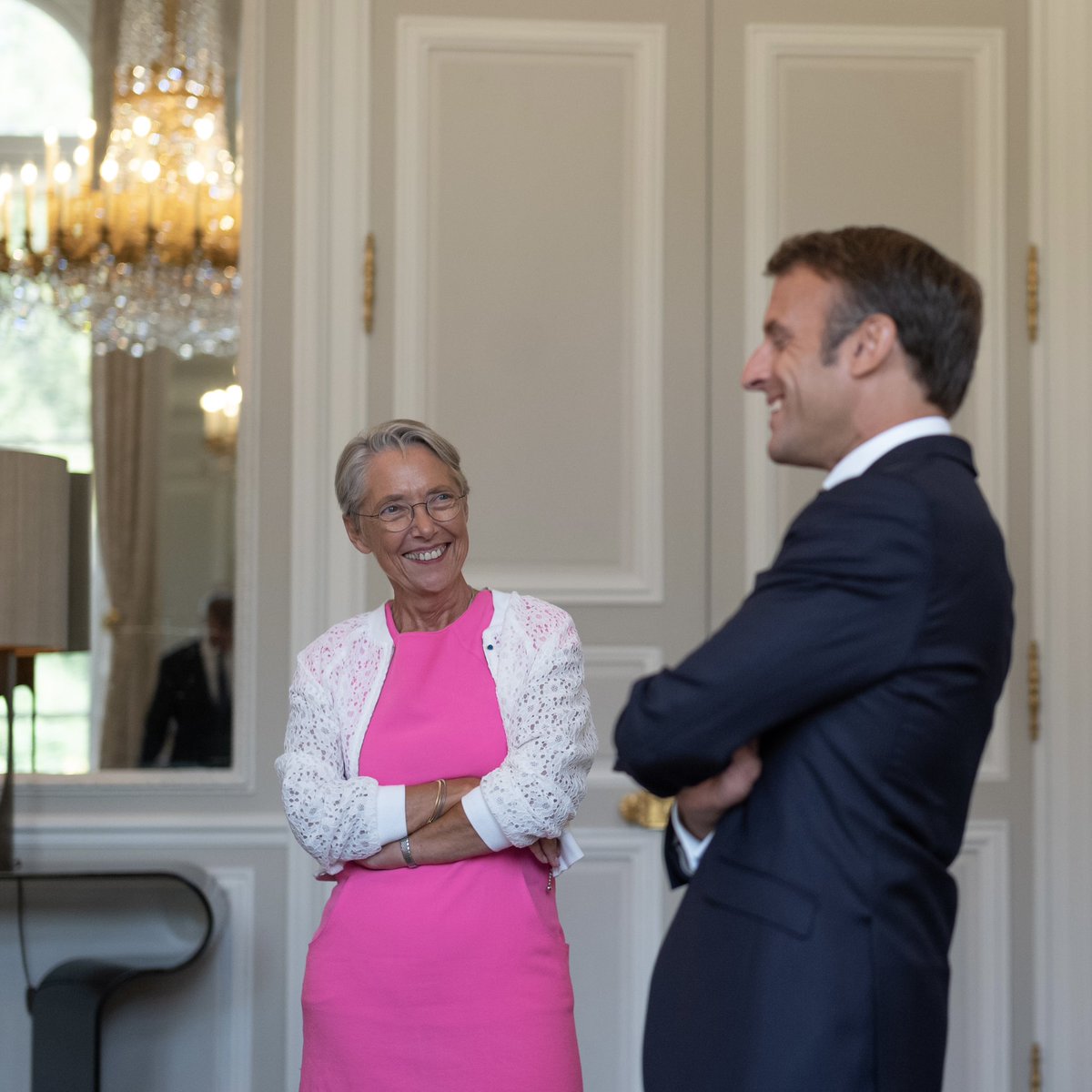 « Madame la Première ministre, chère Elisabeth Borne, votre travail au service de notre Nation a été chaque jour exemplaire. Vous avez mis en œuvre notre projet avec le courage, l’engagement et la détermination des femmes d’État. De tout cœur, merci. » Emmanuel Macron sur X (anciennement Twitter) ce lundi 08 janvier 2024 