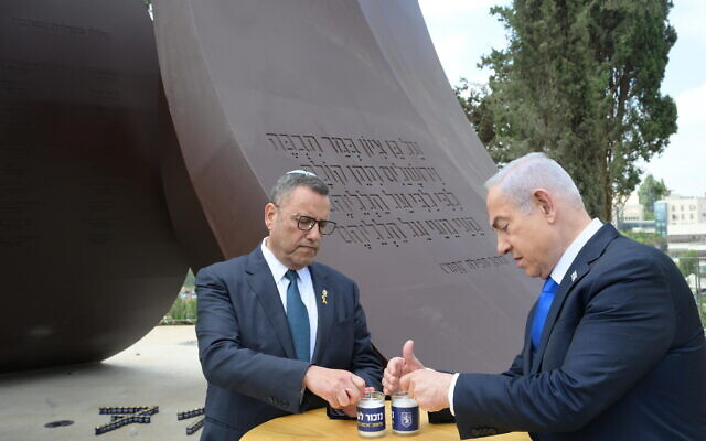 Le Premier ministre Benjamin Netanyahu et le maire de Jérusalem Moshe Lion allument des bougies à la mémoire des victimes du massacre du 7 octobre et des guerres qui ont suivi à Jérusalem le 7 octobre 2024. © Amos Ben Gershom/GPO