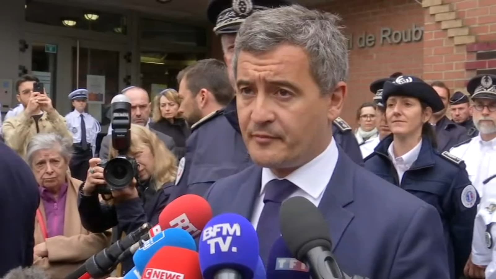 « C&rsquo;est un effondrement pour toute la police nationale, Roubaix et tout le Nord. Leurs collègues sont effondrés. Ce drame nous touche tous et rappelle la difficulté de leur métier, qui est le plus beau métier du monde » – Gérald Darmanin devant le commissariat de Roubaix au lendemain de l&rsquo;accident ayant coûté la vie à 3 policiers.