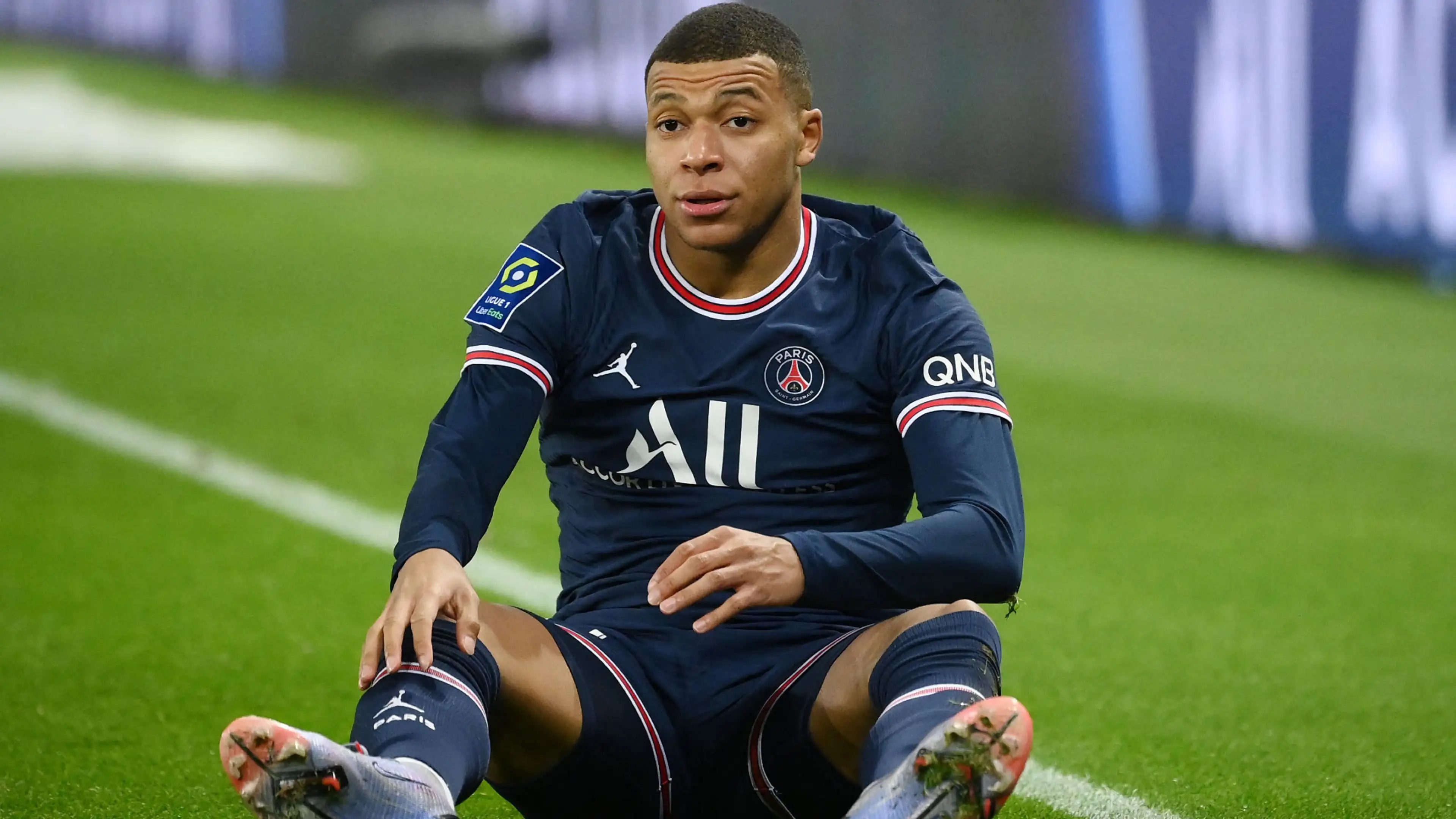 Sanctionné par le PSG depuis le mois de juillet pour ne pas avoir souhaité activer une troisième saison optionnelle dans son contrat, absent de la tournée en Asie, envoyé se préparer avec les « lofteurs », et assis en tribunes pour le premier match de Ligue 1 contre Lorient (0-0) samedi, l&rsquo;attaquant international français a réintégré le groupe principal de Luis Enrique à l&rsquo;entraînement parisien de ce dimanche.