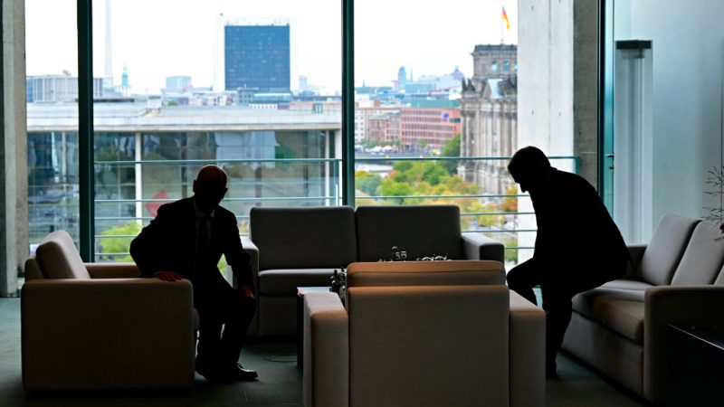 Le chancelier allemand Olaf Scholz (à gauche) et le président français Emmanuel Macron (à droite) en réunion à la Chancellerie le 2 octobre 2024 à Berlin, en Allemagne. ©Tobias Schwarz - Pool/Getty Images