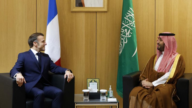 Le président Emmanuel Macron et le prince héritier saoudien Mohammed ben Salmane ont tenu une réunion bilatérale lors du sommet UE–Conseil de coopération du Golfe (CCG) à Bruxelles le 16 octobre 2024. ©LUDOVIC MARIN/AFP via Getty Images