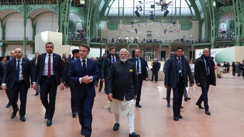 Le Premier ministre indien Narendra Modi et le président français Emmanuel Macron arrivent à une session plénière du Sommet d'action pour l'intelligence artificielle (IA) au Grand Palais à Paris, France, le 11 février 2025. [Bureau d'information de la presse indienne (PIB) ©Anadolu via Getty Images