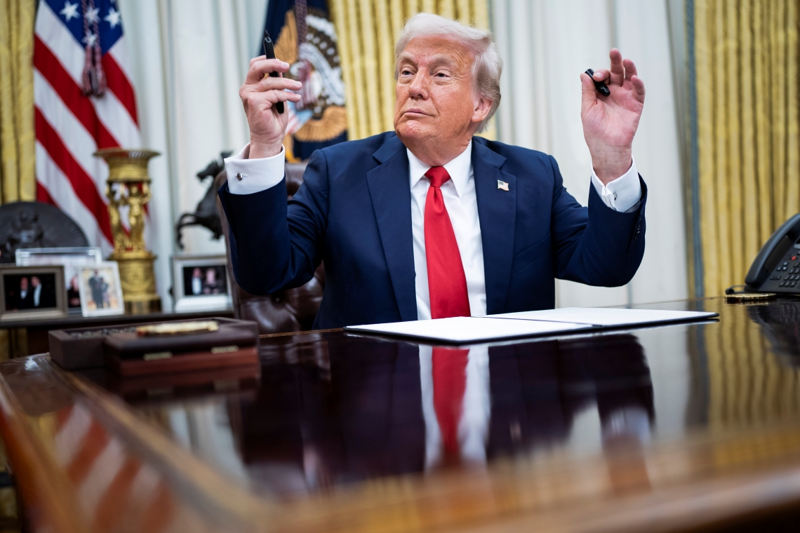 Le président Donald Trump signe un décret à Washington. ©Jabin Botsford/The Washington Post via Getty Images