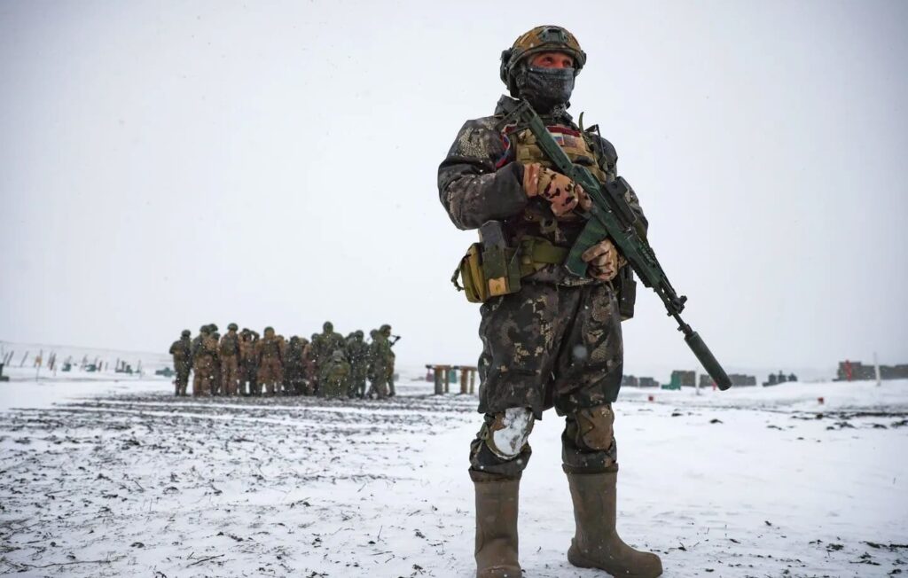 Des militaires de l'unité d'assaut du Centre du groupe de l'armée russe durant un entraînement dans la région de Lugansk, le 8 janvier 2024. - Alexander Reka / SIPA