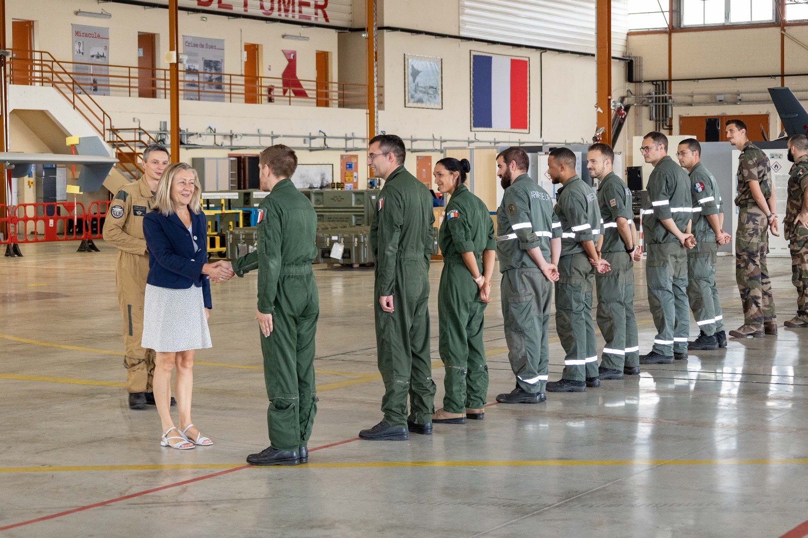 Hélène Conway-Mouret saluant les militaires de larmée de lair