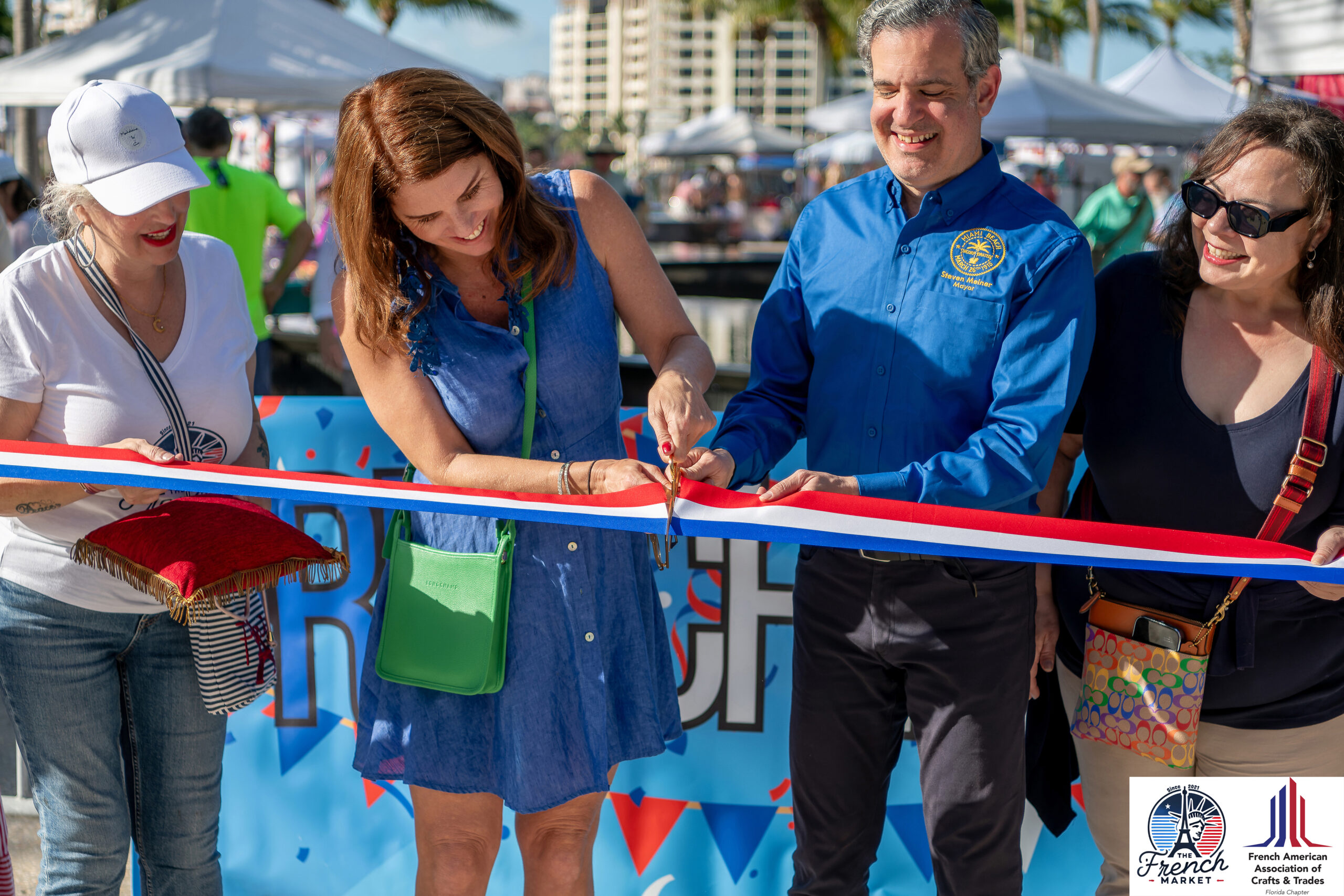 Inauguration du marché français à Miami, avec le maire, les élus et Corinne Ouelhadj Engel, l'organisatrice (crédit photo : Loïc Ercolessi)