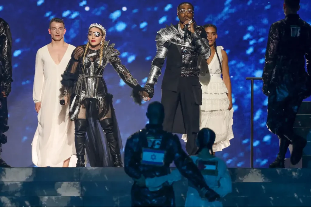 Le drapeau palestinien visible sur le dos d'une danseuse de Madonna &agrave; c&ocirc;t&eacute; du drapeau isra&eacute;lien, le 19 mai 2019, &agrave; Tel-Aviv.
