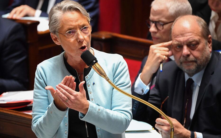 « Cette violence est intolérable et nous devons tous, responsables publiques, la condamner avec la plus grande fermeté », a avancé Élisabeth Borne dans l&rsquo;hémicycle ce mardi 02 mai en réaction aux évènements violents du 1er mai.