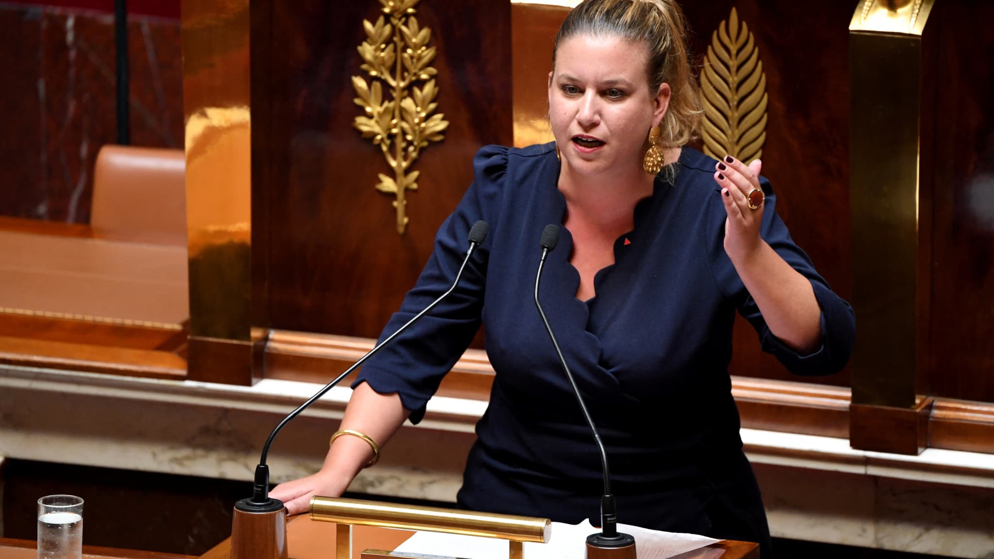 « Hier, vous avez été défaits, une motion de rejet votée, c&rsquo;est du jamais-vu en 25 ans! (…) Hier le ministre de l&rsquo;Intérieur a osé parler de &lsquo;déni de démocratie&rsquo;, mais la démocratie, c&rsquo;est nous! Sans 49.3, vous n&rsquo;êtes rien! », a lancé, ce mardi 12 décembre, Mathilde Panot, députée, cheffe du groupe LFI.