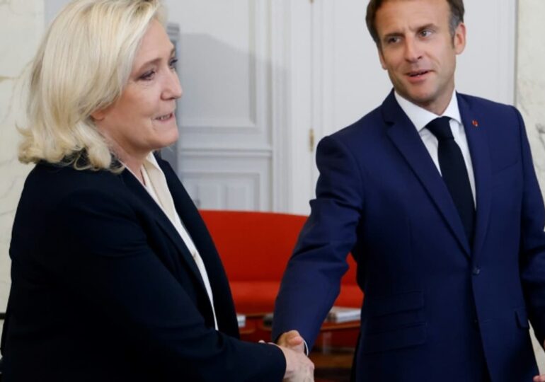 Si le premier tour de la présidentielle avait lieu aujourd'hui avec les mêmes candidats qu’en 2022, Marine Le Pen arriverait nettement en tête (31%) devant Emmanuel Macron (23%) et Jean-Luc Mélenchon (18.5%) selon une étude Elabe publiée ce mercredi 05 avril 2023