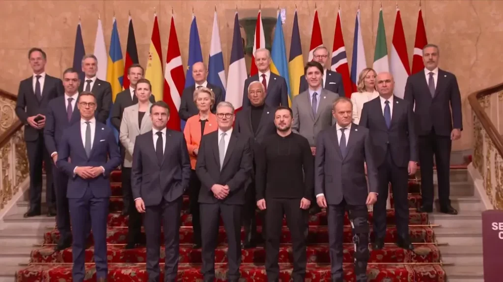 La quinzaine de dirigeants européens réunis pour le sommet de Londres sur le sécurité européenne a posé pour une photo de famille, le 2 mars 2025 © BFMTV