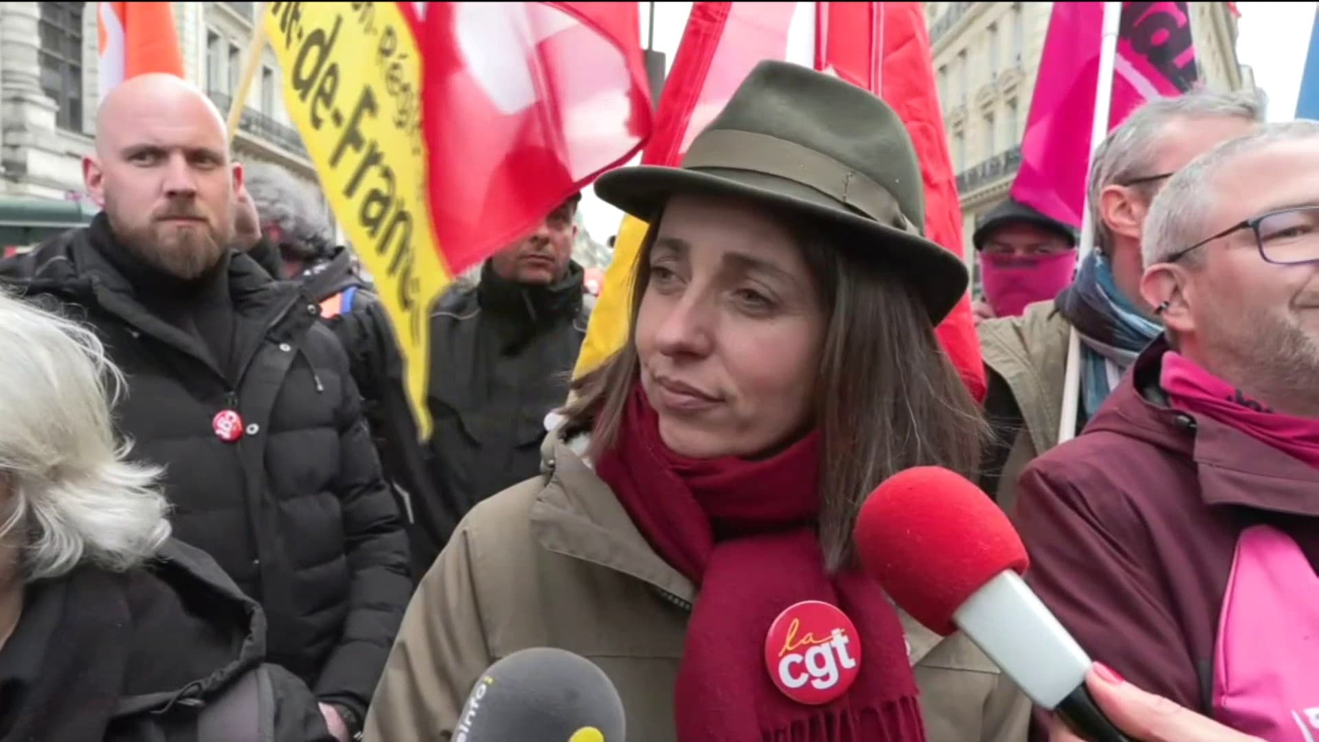 « J&rsquo;ai envie de dire &lsquo;Lol&rsquo;. C&rsquo;est bien qu&rsquo;il ait envie de nous rencontrer, sachant que ça fait un mois qu&rsquo;on lui a demandé un rendez-vous et qu&rsquo;il a refusé », a répondu Sophie Binet, la nouvelle secrétaire générale de la CGT, interrogée par un journaliste sur la proposition d&rsquo;Emmanuel Macron de rencontrer les leaders de l&rsquo;intersyndicale.