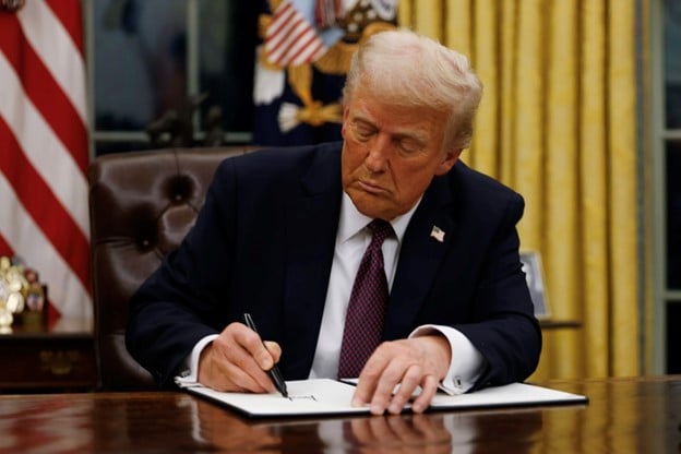 Le président Donald Trump signe des décrets dans le Bureau ovale de la Maison-Blanche le 20 janvier 2025 à Washington DC (Photo par Anna Moneymaker/Getty Images)