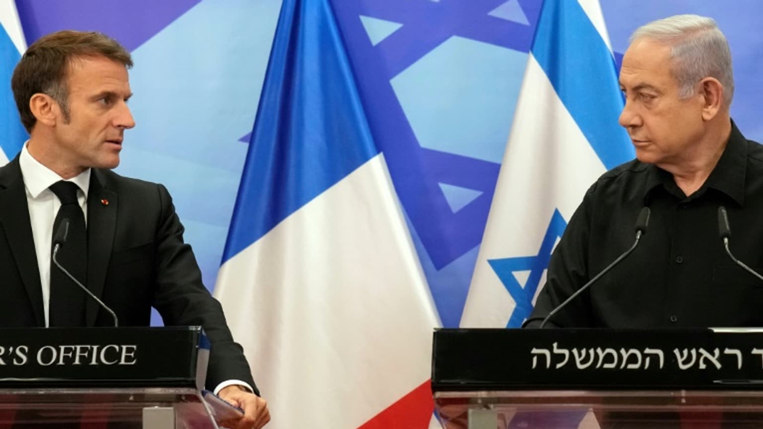 Lors d&rsquo;un entretien téléphonique ce dimanche 24 mars, Emmanuel Macron a réaffirmé au premier ministre israélien Benjamin Netanyahu « sa ferme opposition à une offensive israélienne sur Rafah ». Le président français a également prévenu son homologue que tout « transfert forcé de population » constituerait un « crime de guerre au sens du droit international ».