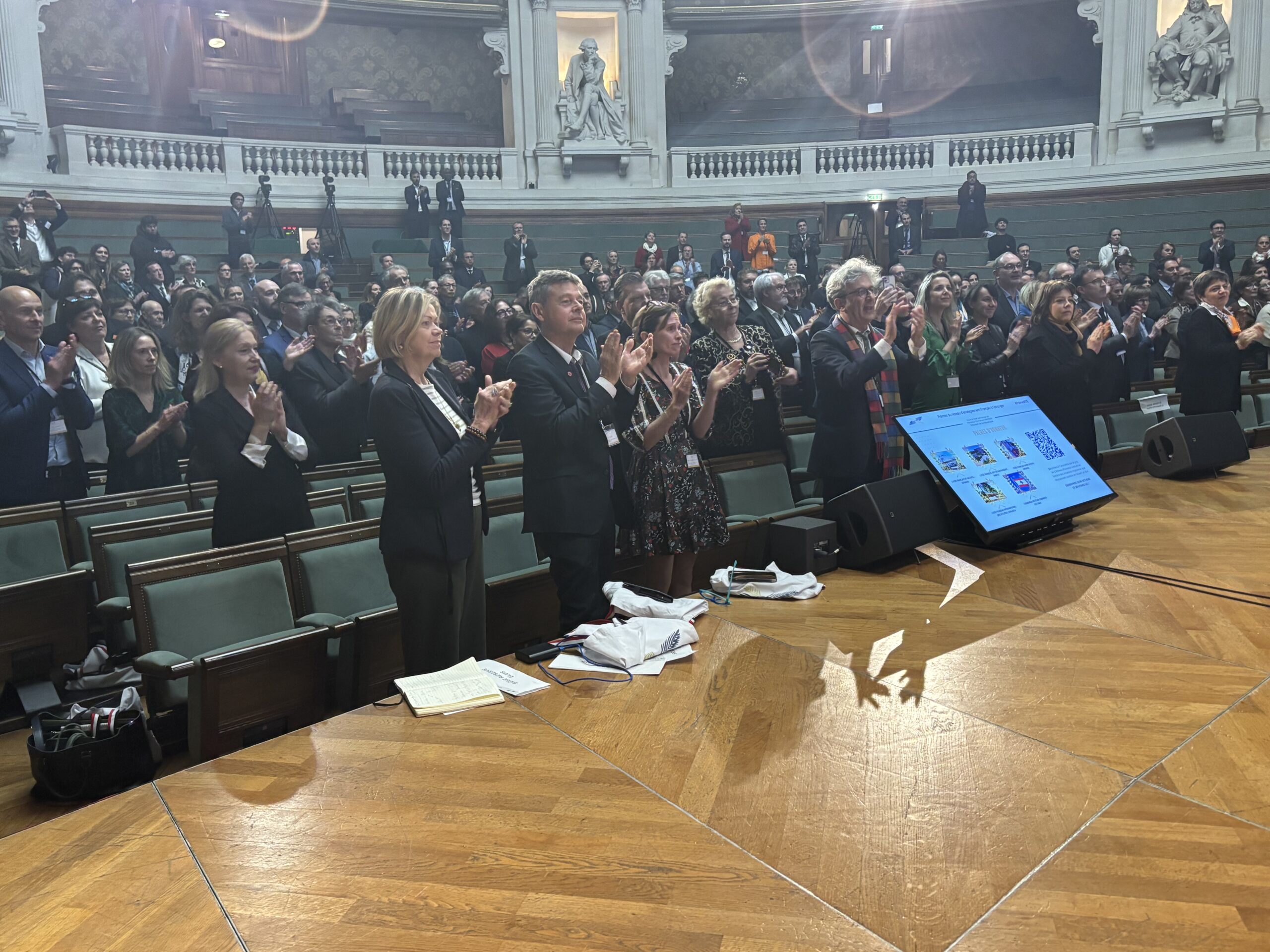 Le public de la Sorbonne debout pour célébrer les vainqueurs des Palmes d'Honneur de l'EFE