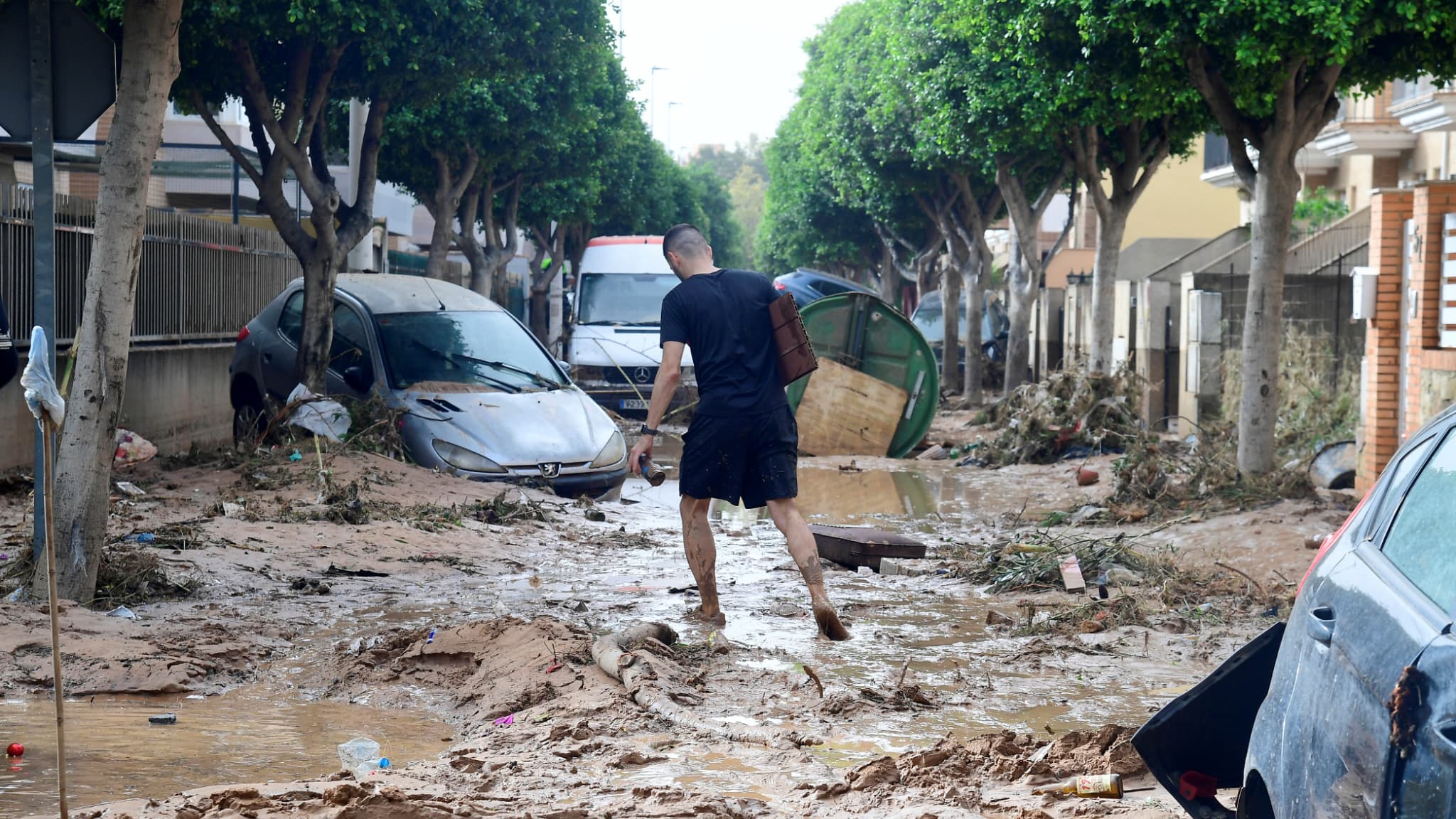 Rupture d’approvisionnement, pénurie, absence de communication, 3 jours après les inondations à Valence, les autorités espagnoles peinent à rétablir la vie normale. Des Français sont toujours recherchés.