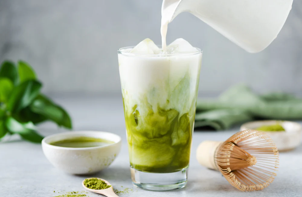 Matcha glacé avec du lait d'avoine