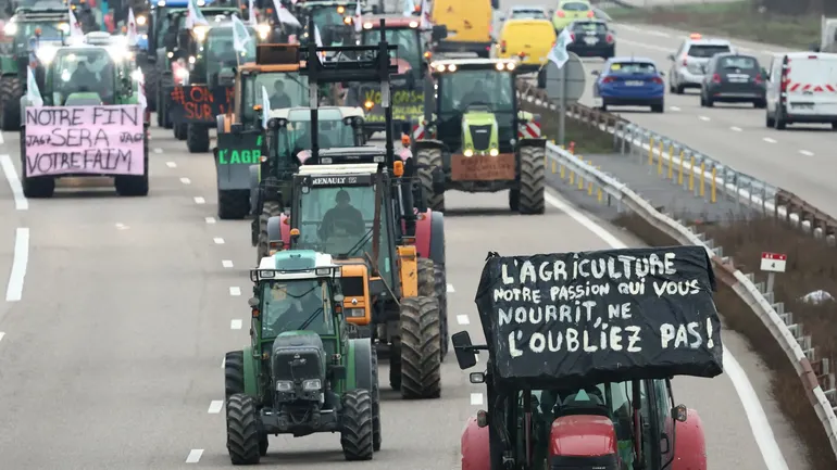 Manifestations des agriculteurs sur le périphérique parisien en 2023