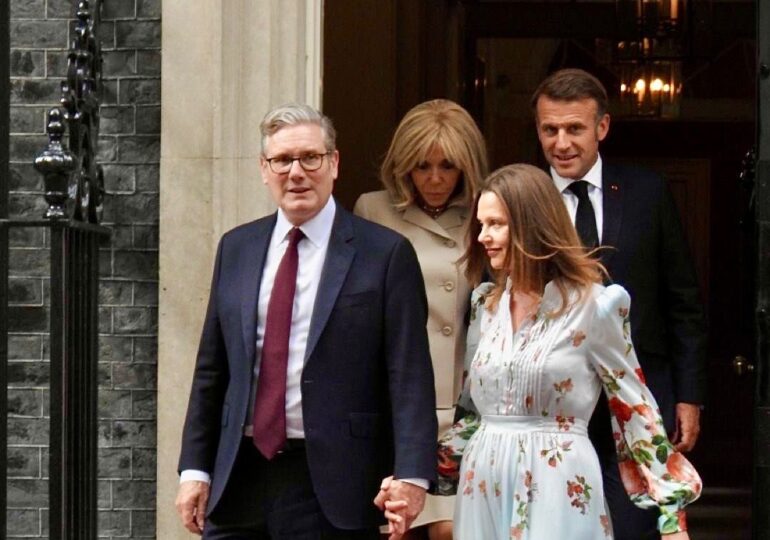 Les Starmer et le couple Macron sortant de Downing Street mercredi.