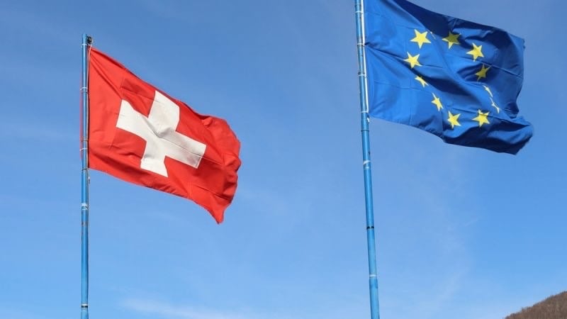 En mars, la Suisse a accepté de relancer des pourparlers avec l’UE. Ces nouvelles négociations — que les parties veulent conclure cette année — visent à actualiser des accords bilatéraux existants et à en conclure de nouveaux. @Shutterstock/Luca pbl