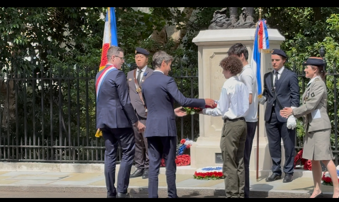 Gabriel Attal, au pied de la statue du Général du Gaulle
