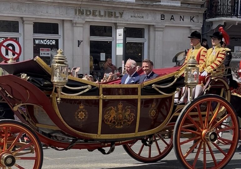 Le président Emmanuel Macron et le Roi Charles en carrosse à Windsor