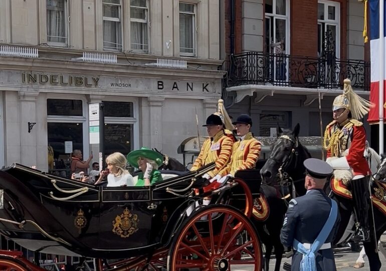 La Reine Camilla et Brigitte Macron dans la 2e carosse à Windsor le 8 juillet 2025