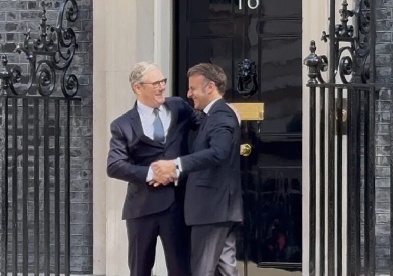 Le président Emmanuel Macron arrive à Downing Street ce matin pour le sommet franco-britannique. Il est accueilli par le premier ministre Keir Starmer.