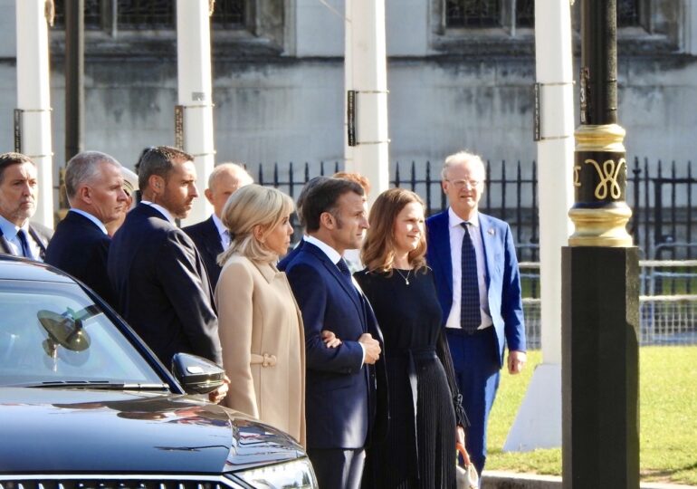 Recueillement du couple présidentiel devant les statues de Churchill et de De Gaulle, dans le quartier de Westminster.