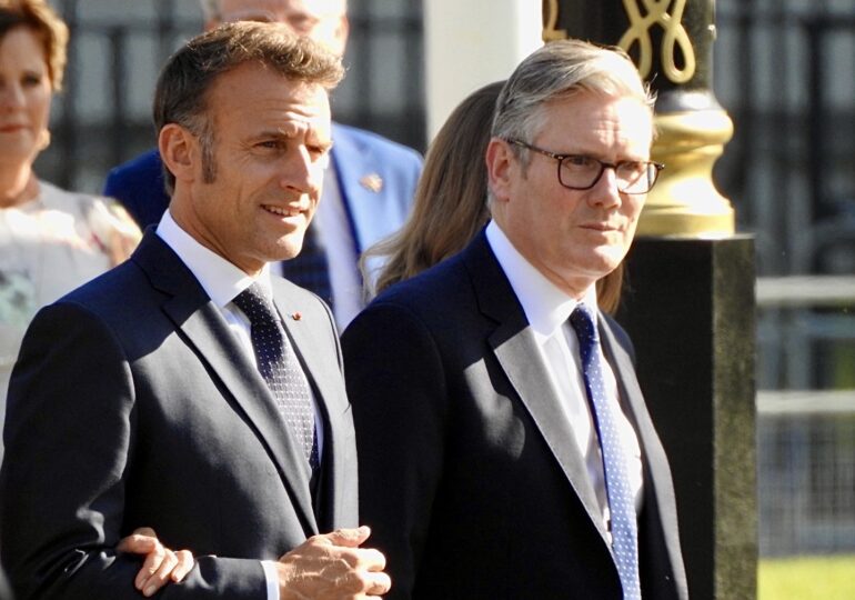 Le président Emmanuel Macron et Keir Starmer lors du recueillement du couple présidentiel devant les statues de Churchill et de De Gaulle, dans le quartier de Westminster