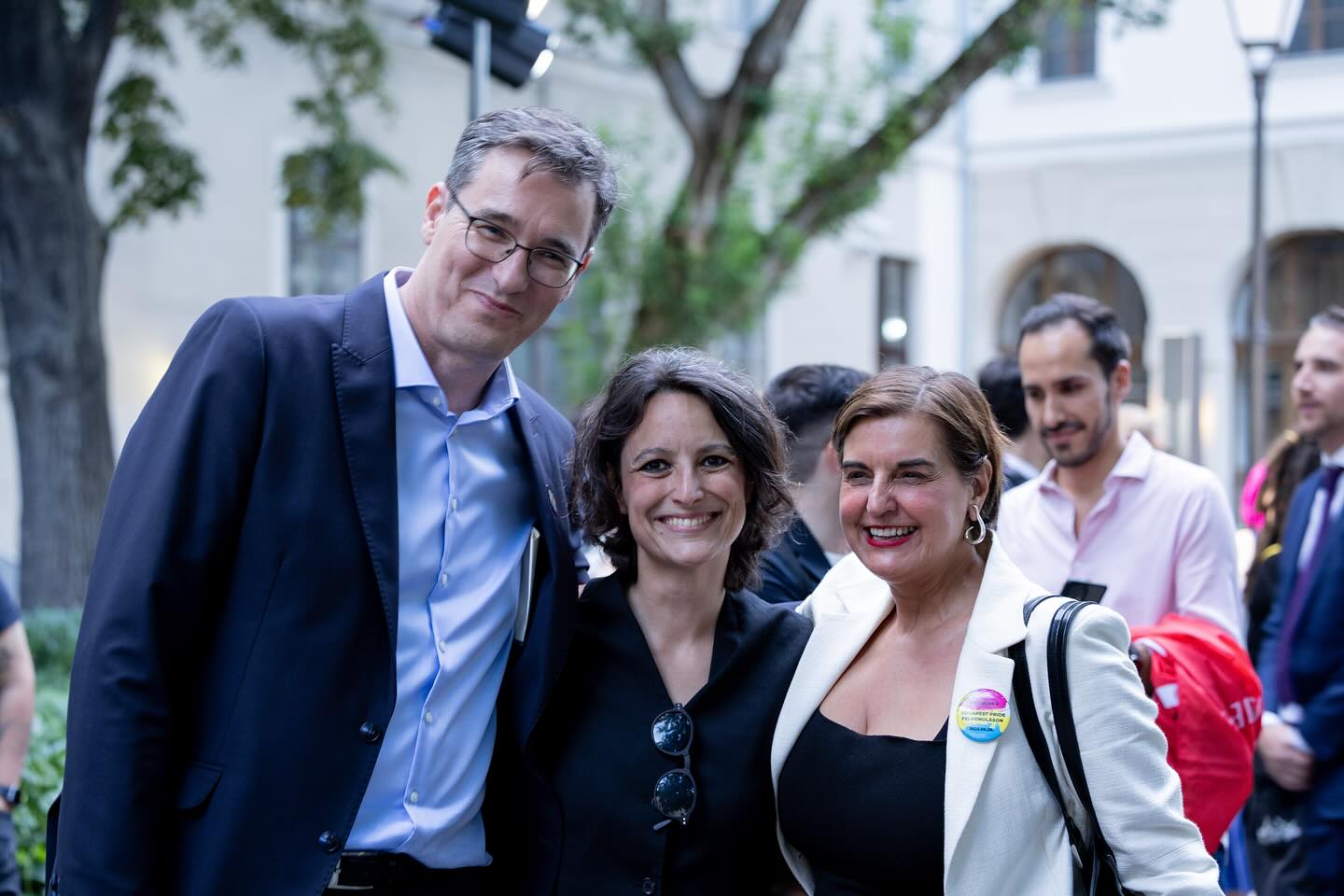 Mélanie Vogel avec des acteurs locaux lors de la pride à Budapest ce 28 juin 2025 ©Mélanie Vogel