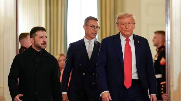 Le président ukrainien Volodymyr Zelensky et le président américain Donald Trump se sont rencontrés le 18 août 2025 à Washington pour tenter de mettre fin à la guerre en Ukraine. © AL DRAGO / REUTERS