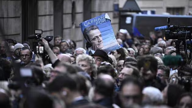 Des supporteurs de Nicolas Sarkozy manifestent mardi 21 octobre 2025 à Paris, avant son incarcération. © JULIEN DE ROSA / AFP