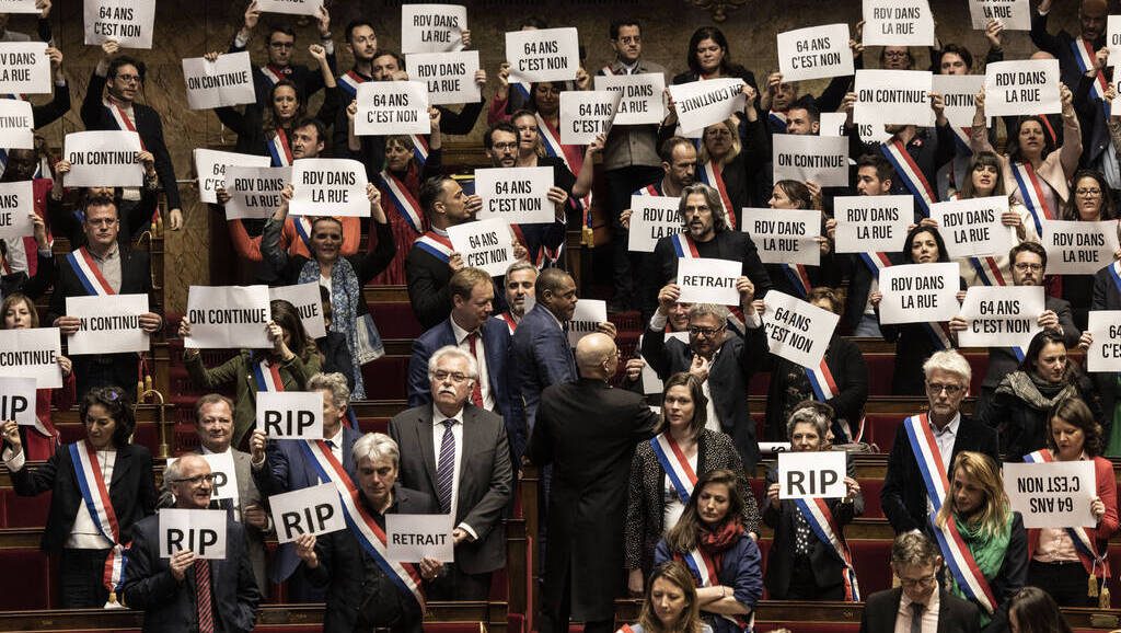 Adoption de la réforme des retraites à 9 voix près