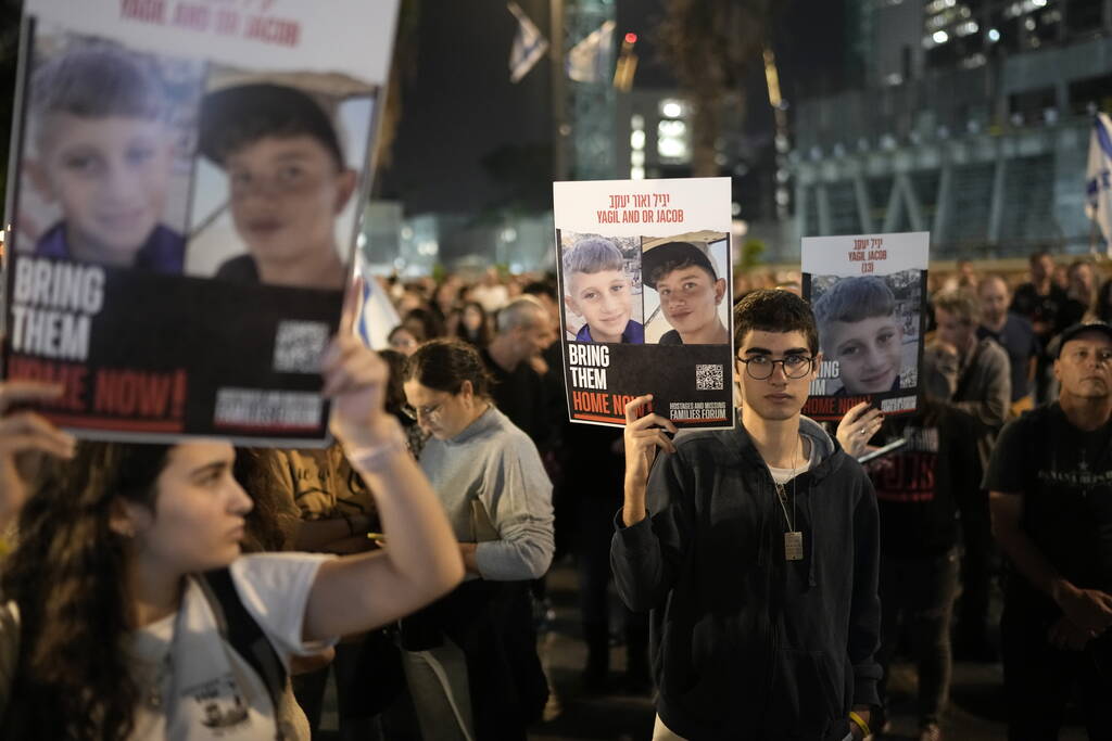 Des personnes participent à une manifestation de solidarité avec les otages détenus dans la bande de Gaza, près du musée d'art de Tel Aviv, Israël, samedi 25 novembre 2023. (Leo Correa/AP)