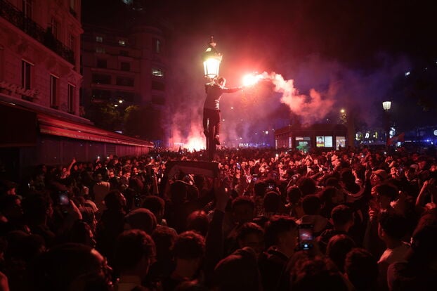 Des supporters du PSG sur les Champs-Elysées. LP/Olivier Corsan