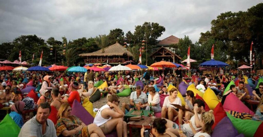 Les gens regardent le coucher de soleil sur la plage de Seminyak à Bali, en Indonésie 17 août 2017. ©REUTERS/Thomas White - RC18D1DF68C0