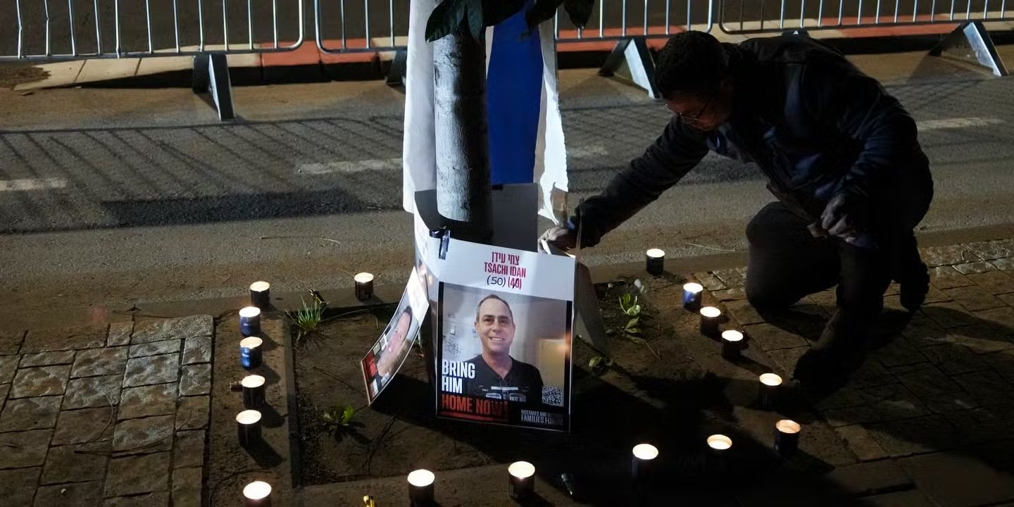 Hommage spontané de Parisiens devant l'ambassade d'Israël ©AFP