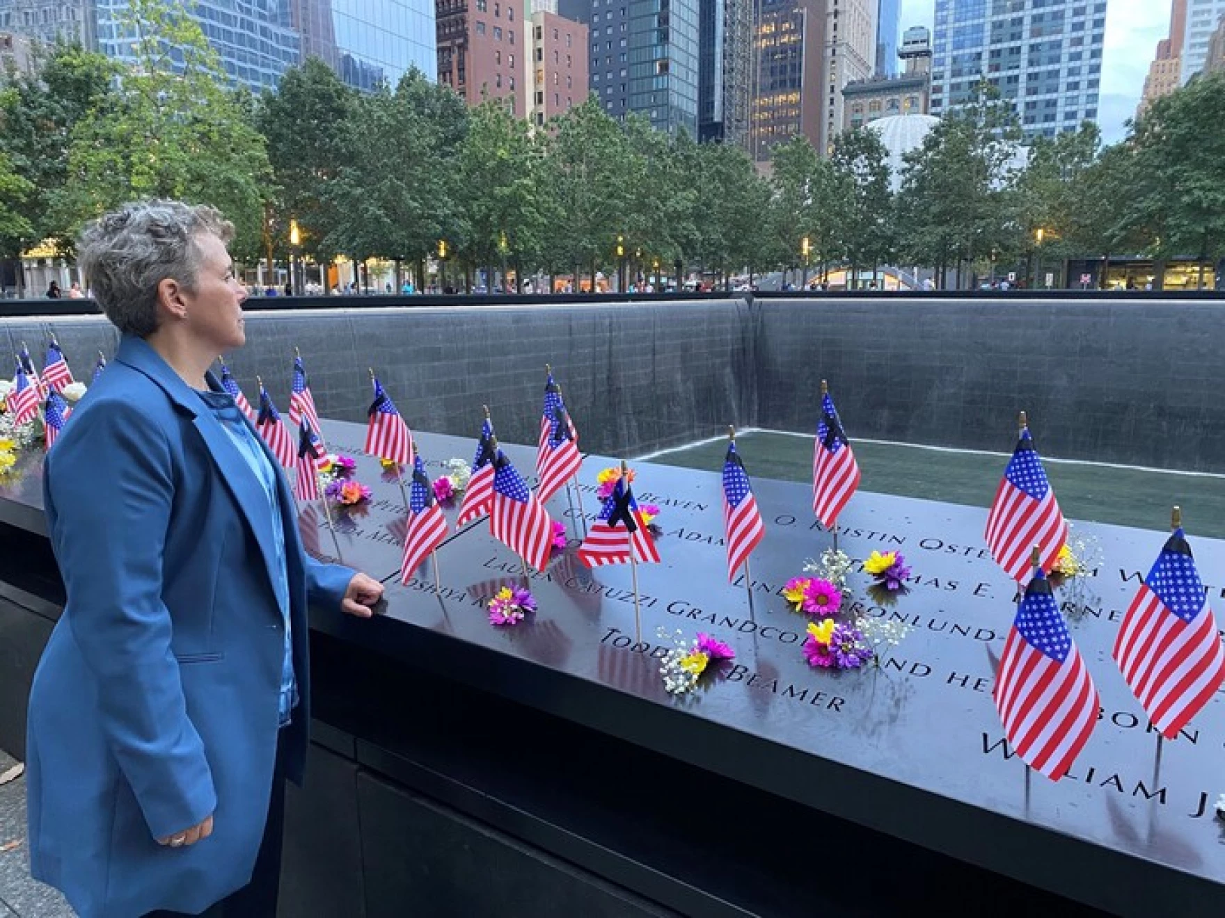 Allison Turkel, maître spécial du Fonds d’indemnisation des victimes du 11/9, a visité le 9/11 Memorial & Museum à New York ce week-end avant la 25e commémoration des attaques terroristes. ©wshu.org